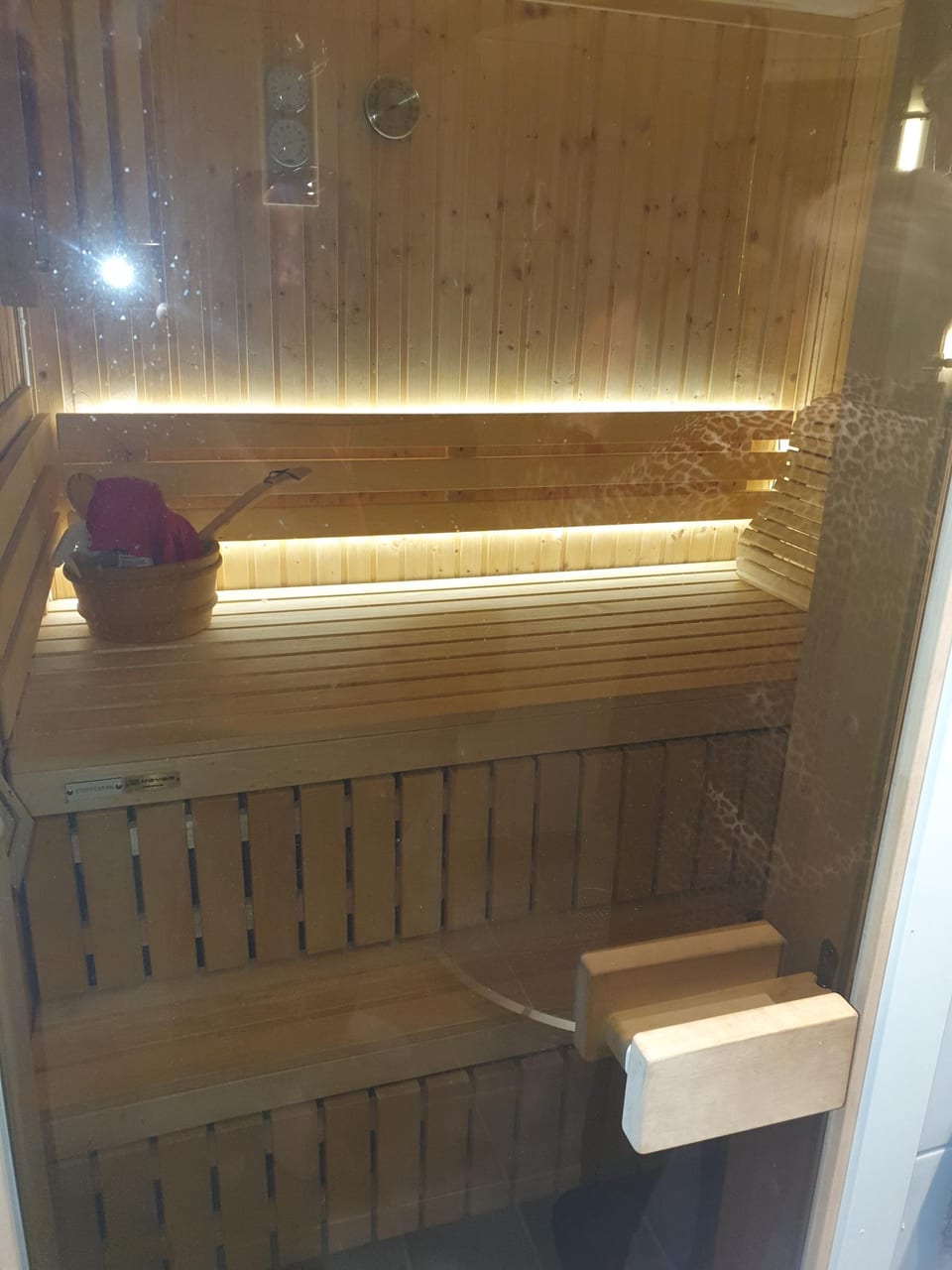 Badstue med trepanel og indirekte belysning
