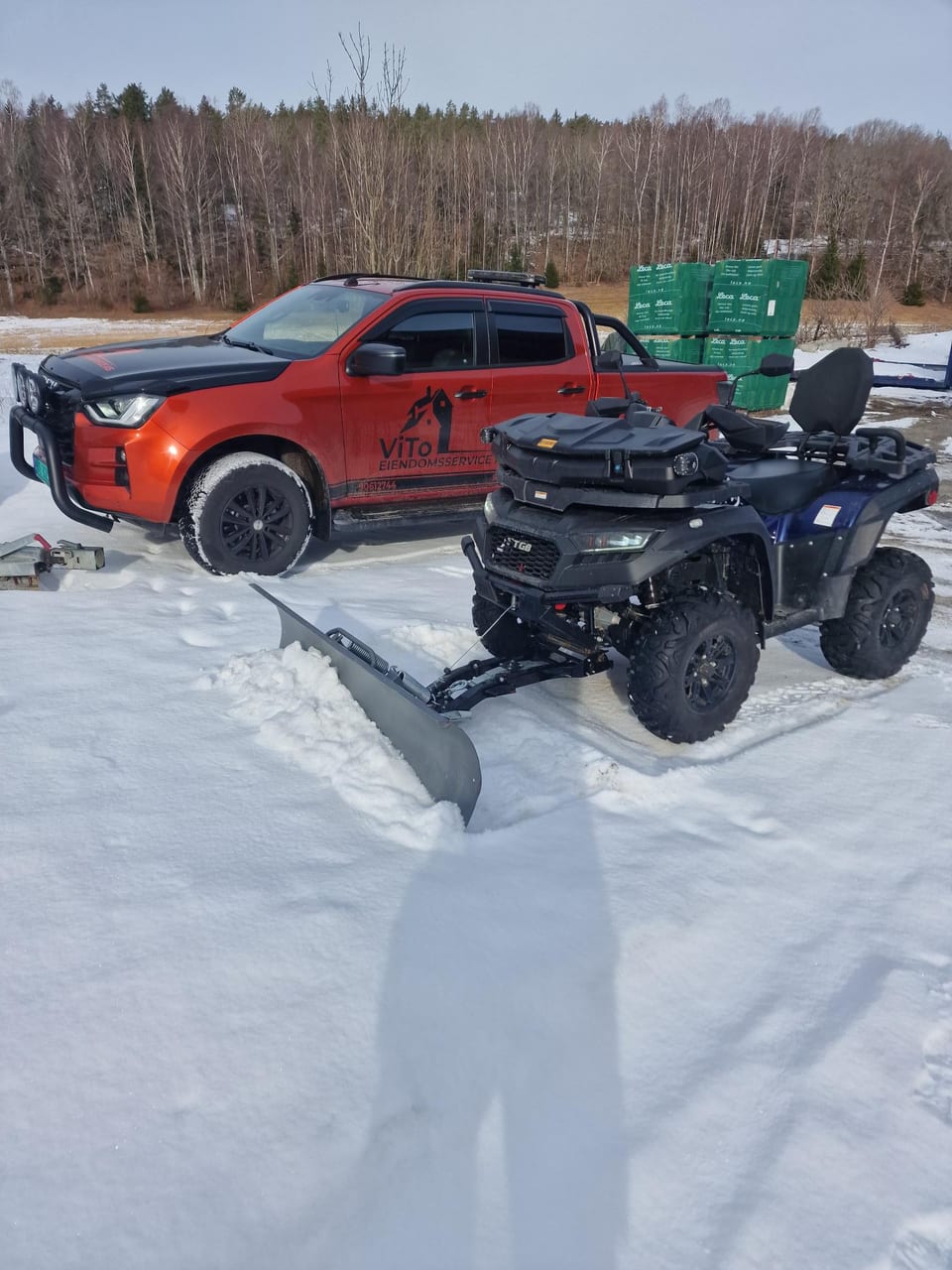 ATV med snøskjær ved ViTo-bil