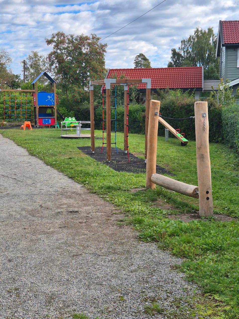 Ferdig lekeområde med klatrestativ og balanseapparat